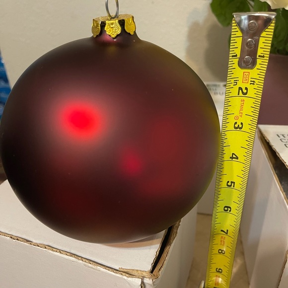 5 frosted burgundy Christmas ball ornaments - Picture 4 of 8